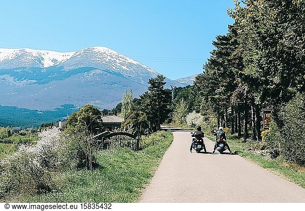 Berglandschaft mit zwei Motorradfahrern