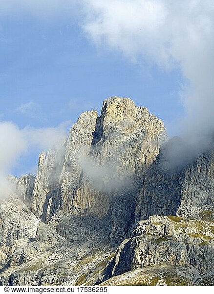 Bergmassiv mit Wolken  Rosengarten  Dolomiten  Trentino  Südtirol  Italien  Europa