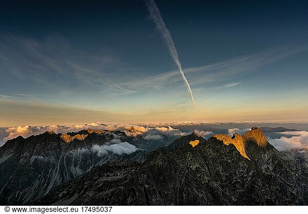 Bergpanorama  Sonnenaufgang  Wolken  Rysy-Gipfel  Tatra-Gebirge  Polen  Europa