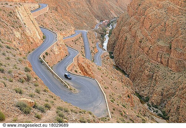 Bergpass mit Haarnadelkurven auf der Straße  Dades-Schlucht  Atlas-Gebirge  Marokko  Januar  Afrika