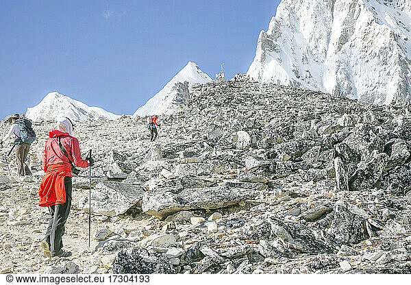 Bergsteiger akklimatisieren sich beim Aufstieg zu einem Geröllfeld am Everest