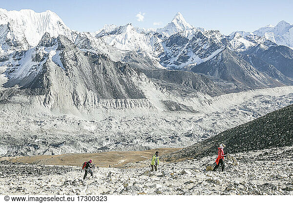 Bergsteiger akklimatisieren sich in der Everest-Region  im Hintergrund der Island Peak
