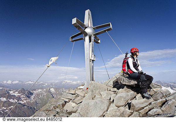 Bergsteiger am Gipfelkreuz des Zuckerh¸tl  hinten das ÷tztal  rechts die Stubaier Alpen  Nordtirol  ÷sterreich