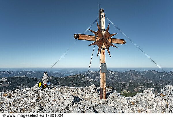 Bergsteiger am Gipfelkreuz vom Guffert  Brandenberger Alpen  Tirol  Österreich  Europa