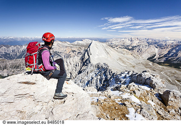 Bergsteiger auf dem Gipfel der Zehnerspitze in der Fanesgruppe  Naturpark Fanes-Sennes-Prags  hinten der Neuner  Gadertal  Dolomiten  S¸dtirol  Italien