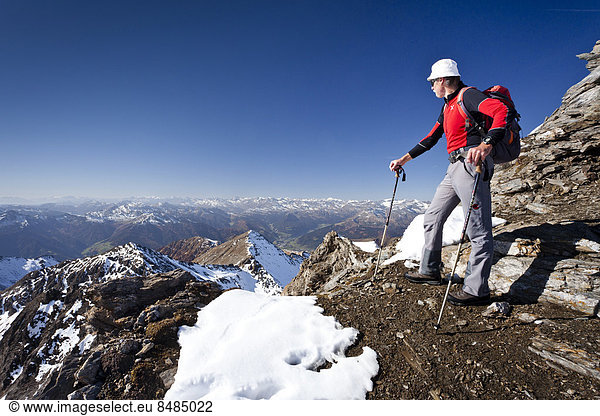 Bergsteiger auf dem Gipfelgrat der Wilden Kreuzspitze in den Pfunderer Bergen  hinten das Wipptal  Eisacktal  S¸dtirol  Italien