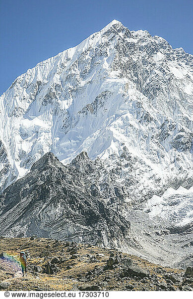 Bergsteiger auf dem Weg vor der beeindruckenden Südwand des Nuptse