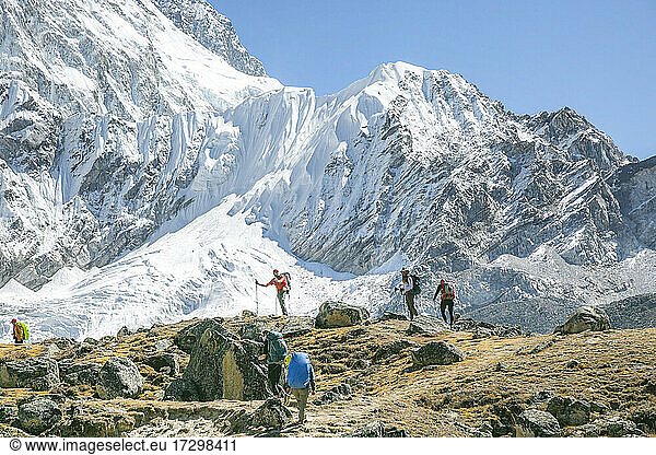 Bergsteiger auf dem Weg zum Everest Base Camp