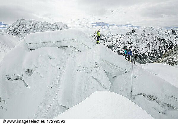 Bergsteiger auf einer Kammlinie in Nepal
