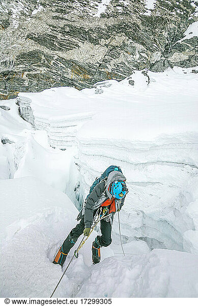 Bergsteiger beim Abstieg in eine Gletscherspalte