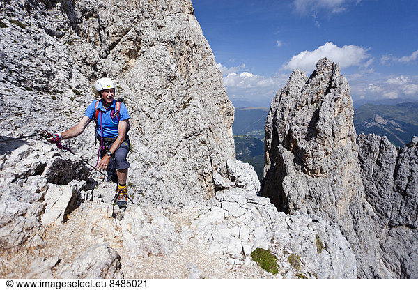 Bergsteiger beim Aufstieg auf den Plattkofel ¸ber den Oskar-Schuster-Stieg  Klettersteig  Dolomiten  S¸dtirol  Italien