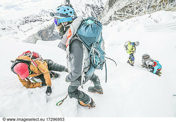 Bergsteiger beim Befahren eines Gletschers in Nepal