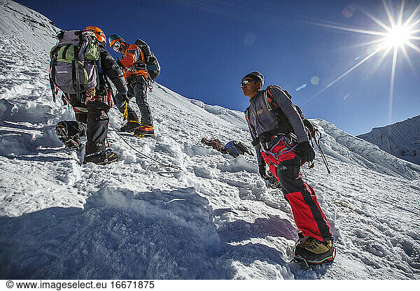 Bergsteiger beim Besteigen der Gipfelwand des Island Peak in Nepal.