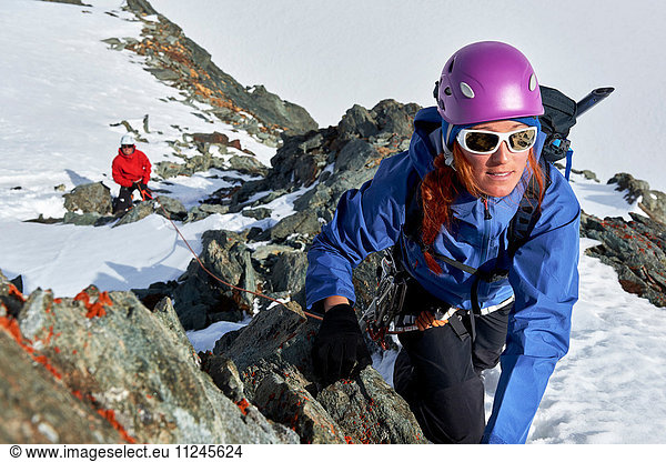 Bergsteiger besteigt schneebedeckten Berg  Saas Fee  Schweiz