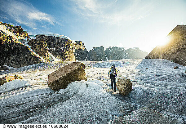 Bergsteiger durchquert extremes Gletschergelände am Akshayak-Pass