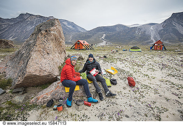 Bergsteiger entspannen sich bei einer Mahlzeit im Junital