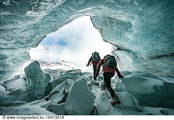Bergsteiger erforschen das Innere der Gletscher in Jasper