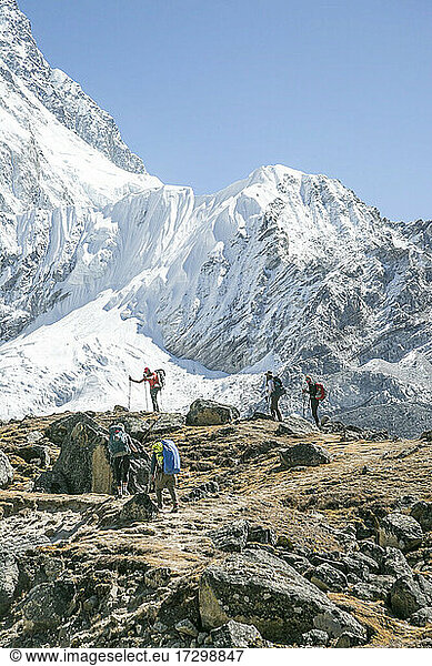 Bergsteiger erklimmen einen Grat auf dem Weg zum Everest Basecamp
