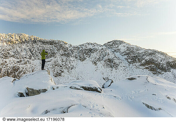 Bergsteiger fotografiert malerische Winterlandschaft bei Whistler  B.C.