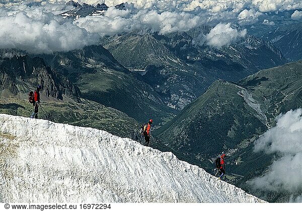 Bergsteiger in den französischen Alpen  Blick von der Aiguille du Midi  Hochalpen in der Nähe des Mt. Blanc  Haute-Savoie  Region Auvergne-Rh?ne-Alpes  Frankreich  Europa