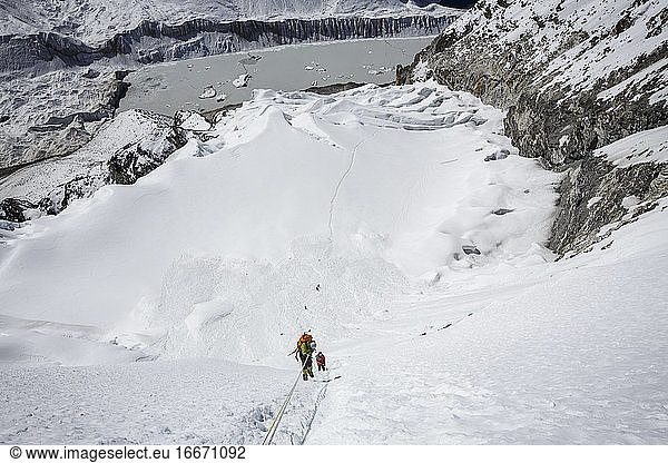 Bergsteiger steigen vom Gipfel des nepalesischen Island Peak in der Nähe des Everest ab.
