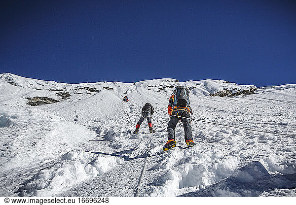 Bergsteiger steigen zum Gipfel des Island Peak in Nepal auf.