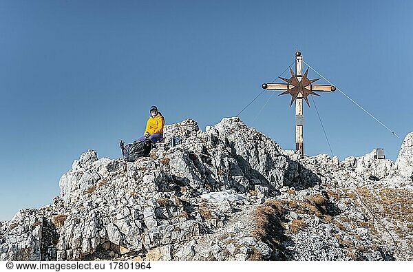 Bergsteigerin am Gipfelkreuz vom Guffert  Brandenberger Alpen  Tirol  Österreich  Europa