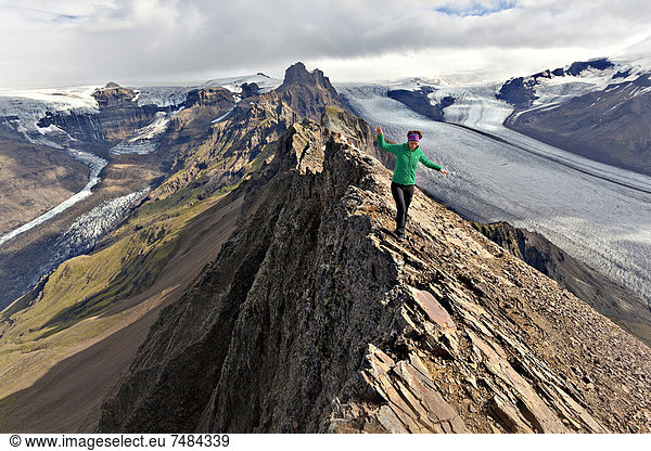 Bergsteigerin auf Gipfelgrat vor Gletscherzunge  Vatnaj÷kull  Skaftafell  Südisland  Island  Europa
