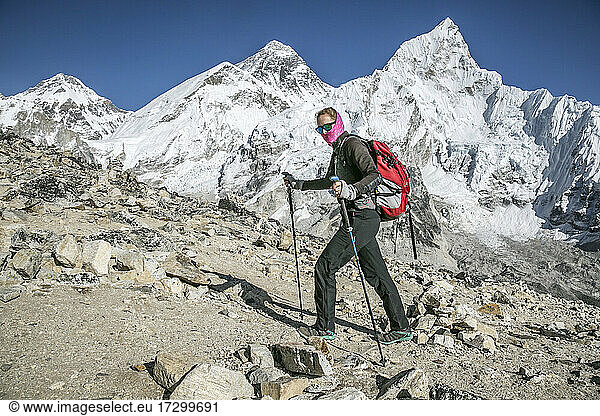 Bergsteigerin bei einer Akklimatisierungswanderung vor dem Mt. Everest