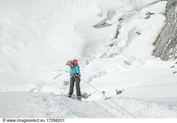 Bergsteigerin beim Abseilen von der Stirnwand des Island Peak