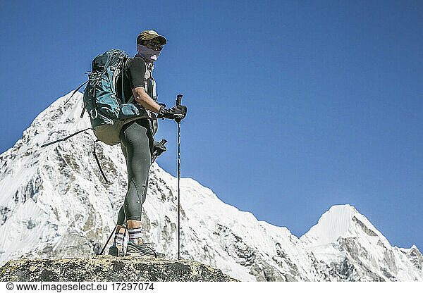 Bergsteigerin in der Everest-Region