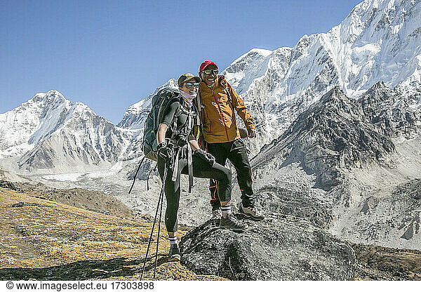 Bergsteigerin posiert mit ihrem Sherpa-Führer und Freund auf dem Weg zum Everest