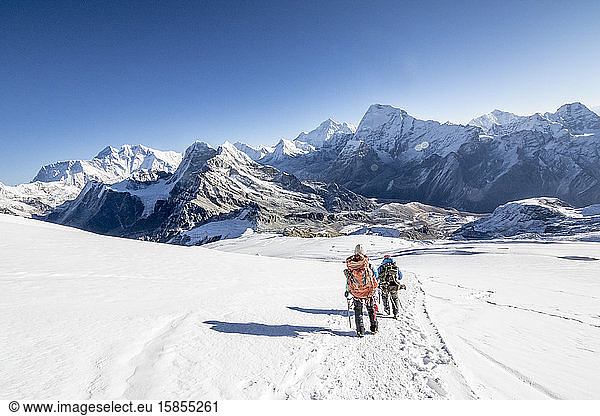 Bergsteigerin und besteigender Sirdar beim Abstieg vom Mera Peak  Everest in Sicht