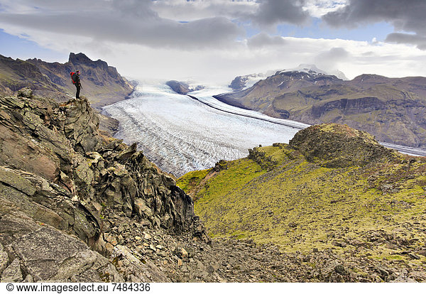 Bergsteigerin vor Gletscherzunge Vatnaj÷kull  Skaftafell  Südisland  Island  Europa