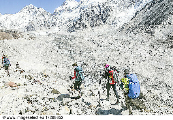 Bergsteigerteam auf dem Weg zum Everest Basecamp