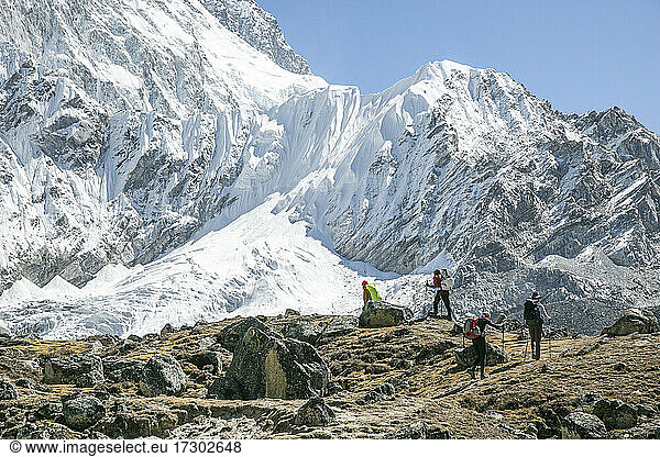 Bergsteigerteam auf dem Weg zum Everest-Basislager