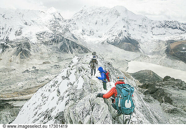 Bergsteigerteam überquert im Himalaya eine Schneise von rechts