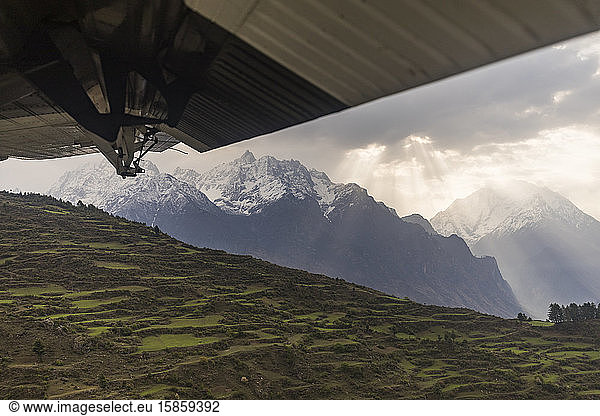Bergszene und Terrassen  vorbei am Flügel eines Kleinflugzeugs  Nepal