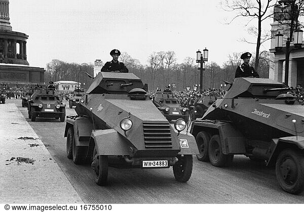 Berlin,  20 April 1939.
Parade of the Wehrmacht on the East-West axis (form Charlottenburg Chaussee)
for Adolf Hitler’s 50th birthday. Tank vehicles in parade formation at the Siegessäule. Photo,  1939.