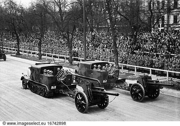 Berlin / Adolf Hitler’s birthday on
20 April 1937. Parade of the Wehrmacht (German army) along the East-West-Axis (Charlottenburger Chaussee) in the presence of Hitler: tracked vehicles and gun carriages. Photo.