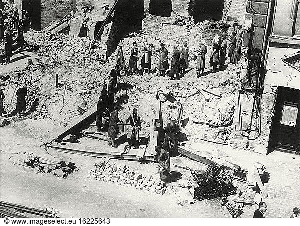 Berlin / Clearing rubble / 1945