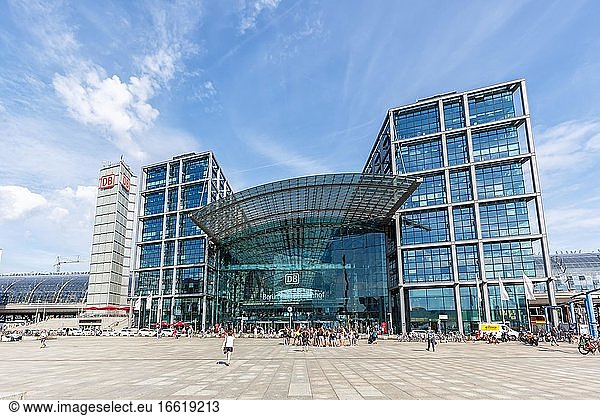 Berlin Hauptbahnhof Hbf Zug Bahn moderne Architektur im Bahnhof  Berlin  Deutschland  Europa