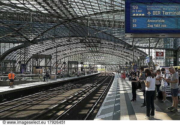 Berlin Hauptbahnhof  S-Bahnsteig der oberen Ebene  Stadtbahn  Berlin  Deutschland  Europa