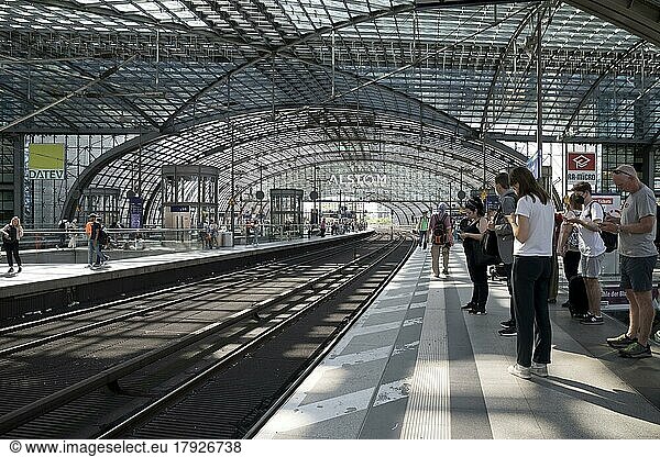 Berlin Hauptbahnhof  S-Bahnsteig der oberen Ebene  Stadtbahn  Berlin  Deutschland  Europa