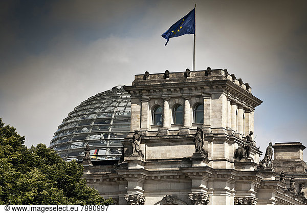 Berlin  Hauptstadt  Europa  europäisch  Einheit  Gebäude  verziert  Fahne  Deutschland  Gewerkschaft