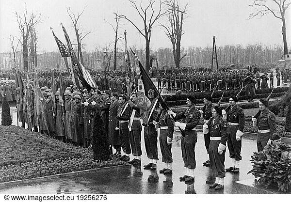 Berlin-Tiergarten 
Soviet War Memorial 
Strasse des 17 Juni
(erected in 1945  exterritorial area under Soviet jurisdiction; returned to city of Berlin in 1990).
– Dedication of the memorial on 11 November 1945 with troops from all four Allied powers. Photo   Abraham Pisarek.