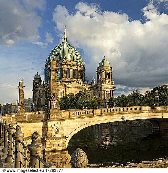 Berliner Dom auf der Museumsinsel mit Friedrichsbrücke über der Spree  Berlin  Deutschland  Europa