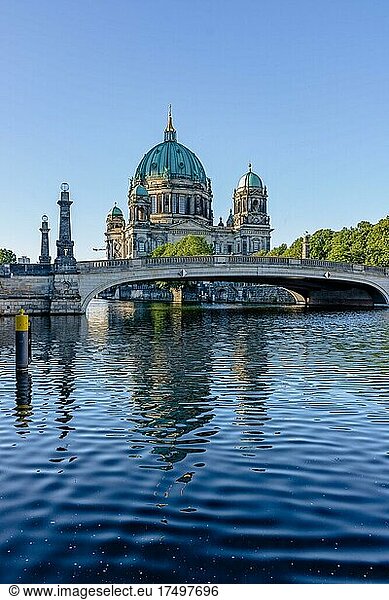 Berliner Dom auf der Museumsinsel mit Friedrichsbrücke über der Spree  Berlin  Langzeitbelichtung  Deutschland  Europa