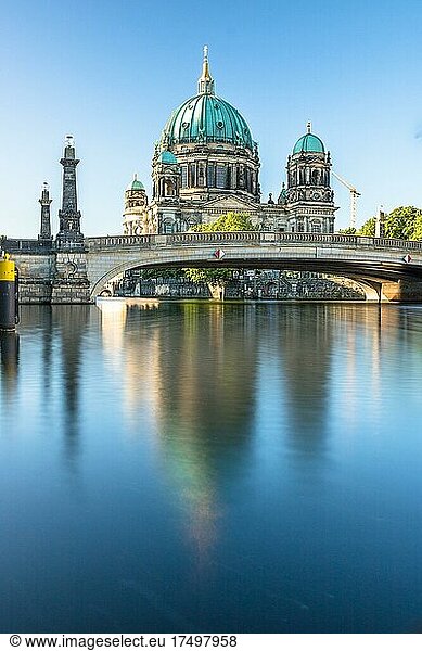 Berliner Dom auf der Museumsinsel mit Friedrichsbrücke über der Spree  Berlin  Langzeitbelichtung  Deutschland  Europa