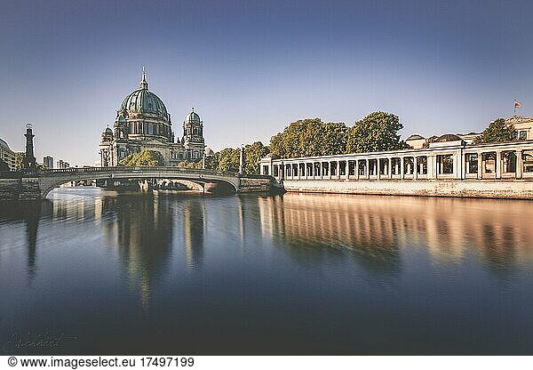 Berliner Dom auf der Museumsinsel mit Friedrichsbrücke über der Spree  Langzeitbelichtung  Berlin  Deutschland  Europa
